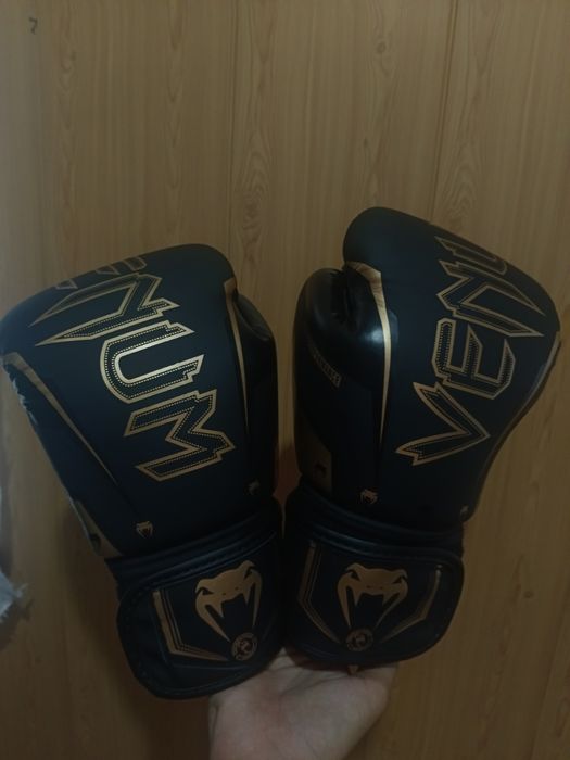 Шлем и перчатка для бокса