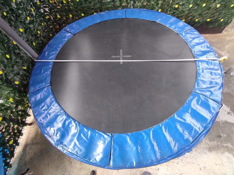 Vând trambulina max 120 kg 250 cm diametru