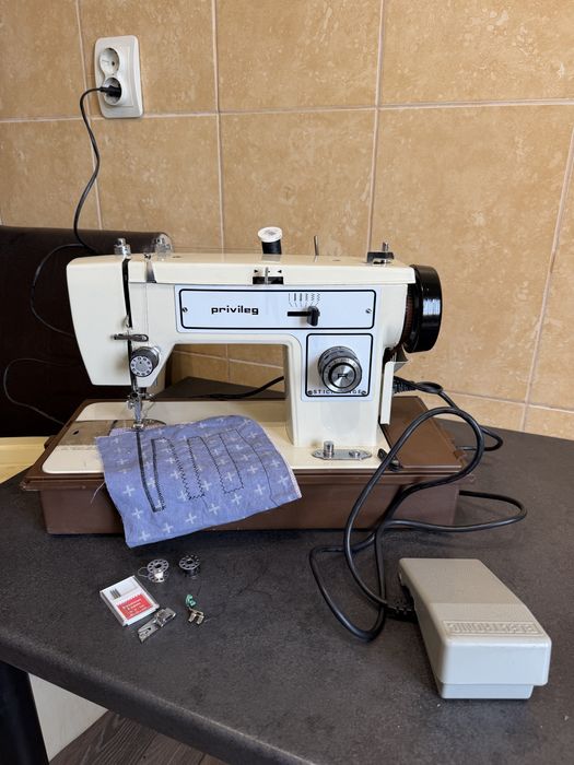 Masina de cusut festonat si butoniere Privileg din metal