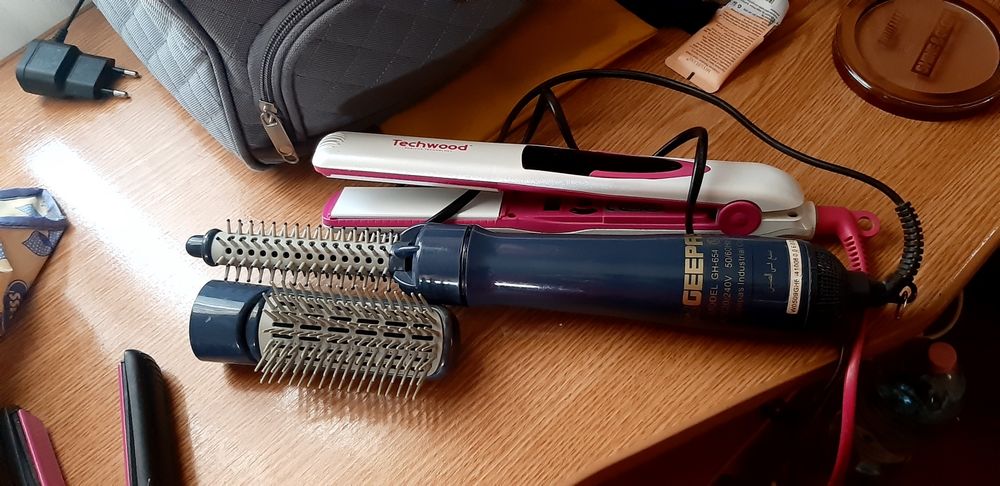 Uscator de par( perie) și placă de păr.