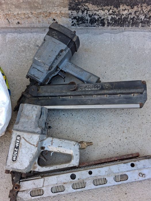 Pistol pneumatic bătut cuie lemn