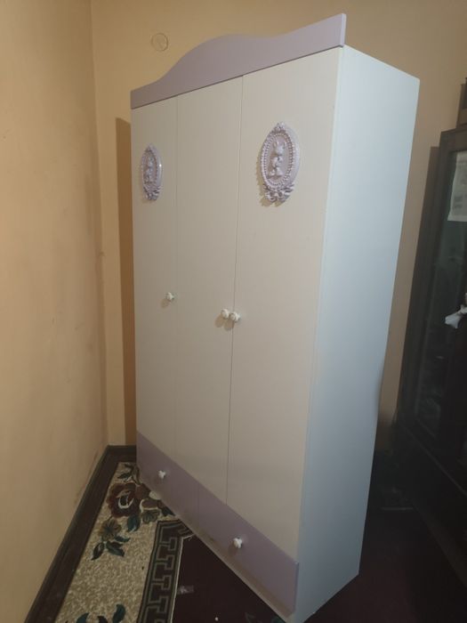 Bolalar belanchagi va shkafi