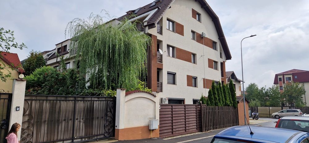 Vand apartament cu 2 camere Tractorul/Coresi