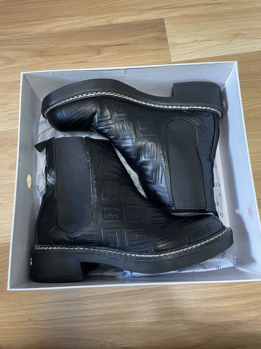 Обувки Guess.