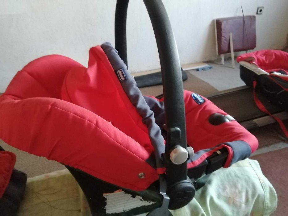 Продавам детска количка Chicco комплект с кош и чанта