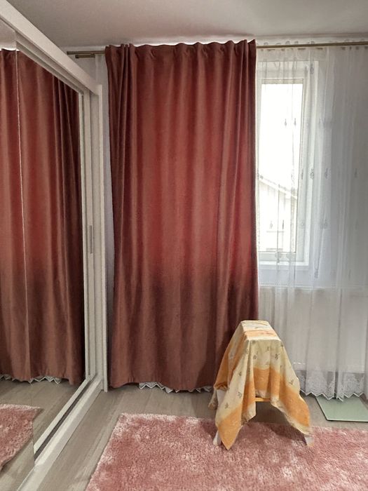 Draperii din catifea, roz somon. Sistemul de prindere este pe bara.