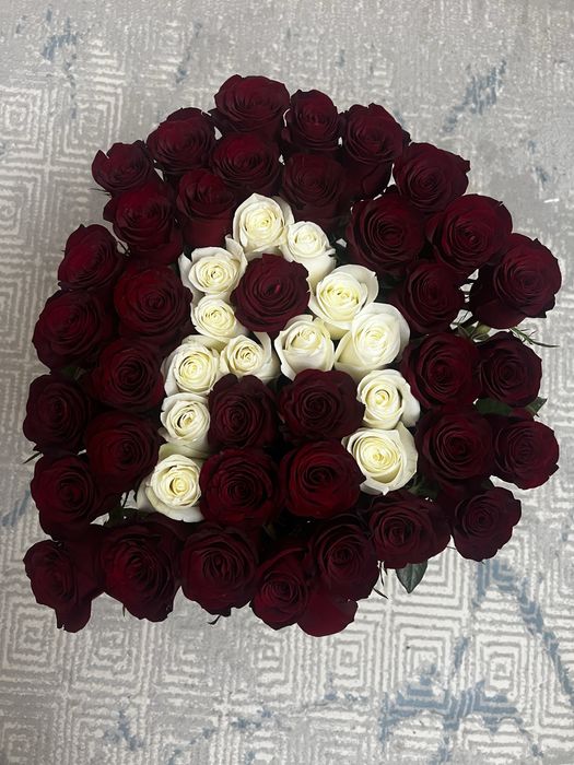 Свежий букет 51 роз с инициалом «А», подаренный 18 января