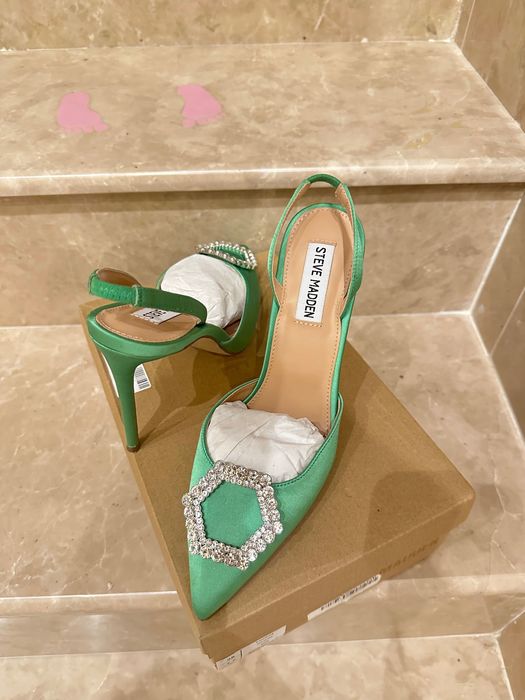 Steve Madden Обувки Vionnet с отворена пета и декоративни камъни.