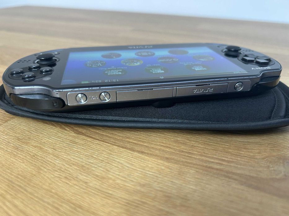 PS Vita OLED Crystal Black modată — 128GB, cel mai bun ecran