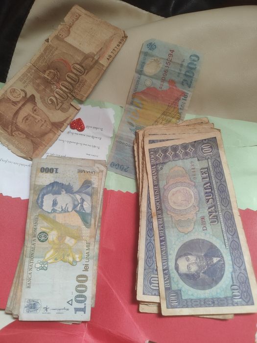 Bagnote vechi de 1000 lei și 100 lei