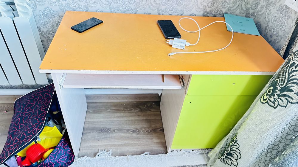 Продается деская мебель. Шкаф, стол, тумба.