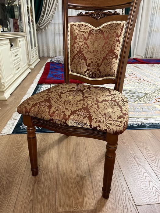 Стол со стульями