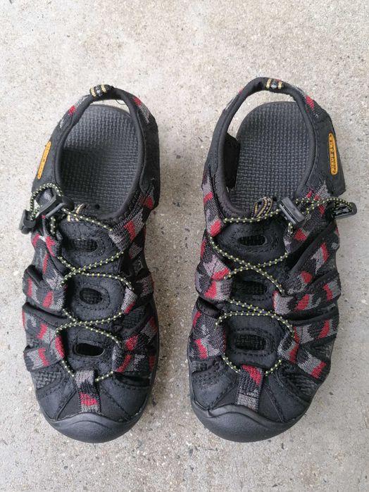 Продавам нови леки дамски сандали с бомбе отпред Fight star