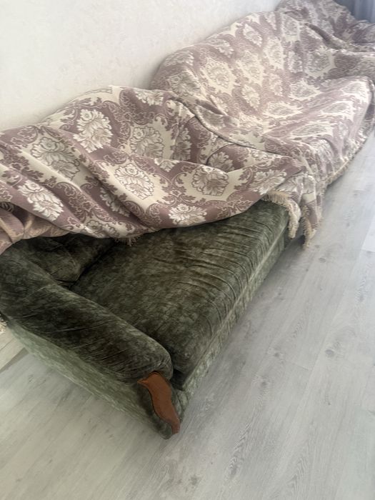 Бесплатно отдам диваны и люстры