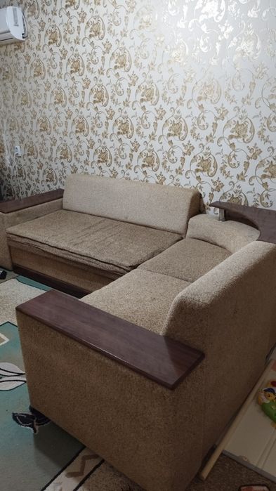 Продам срочно диван угловой