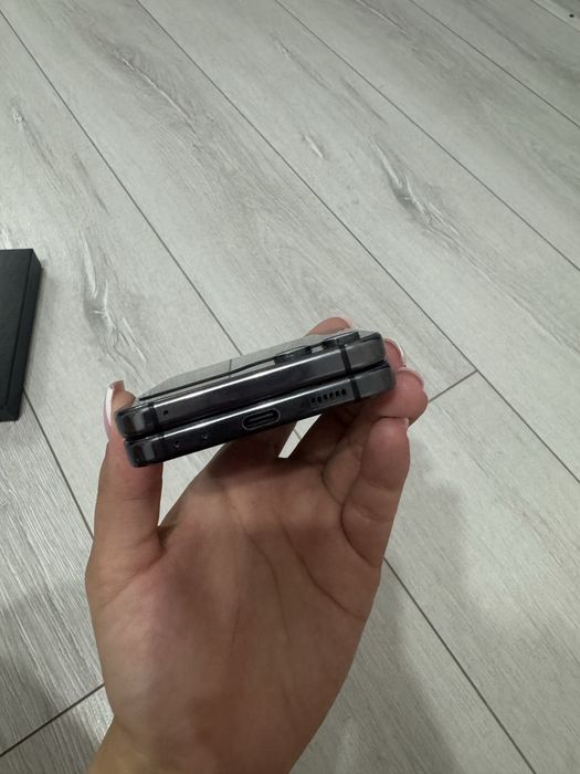 Продам Samsung Galaxy Z Flip 5
