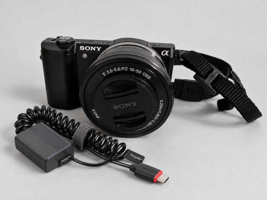 Sony A5000 + obiectiv 16–50 mm, geantă, 2 baterii și dummy battery – impecabilă