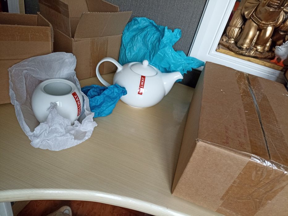 Набор из чайника 4 чашек и 4 блюдец и сахарницы