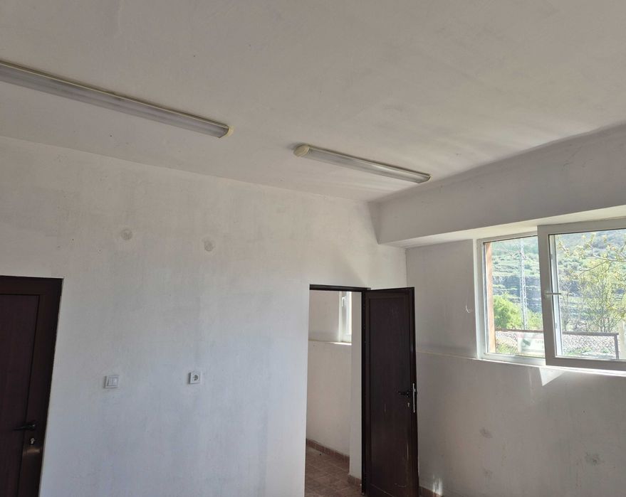 ПОД НАЕМ - три свързани производствено-складови помещения в с. Церово