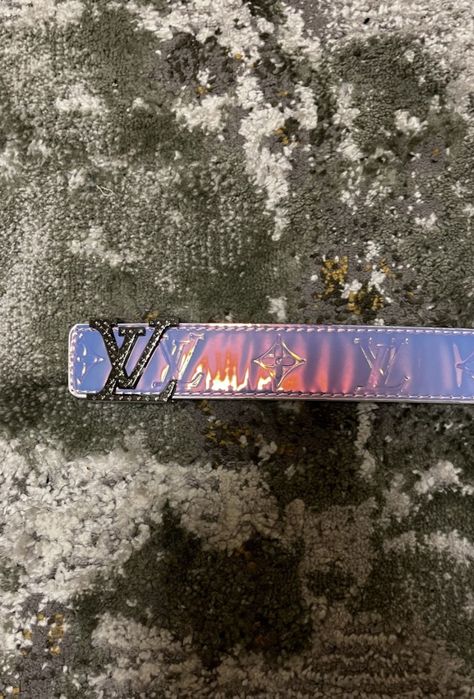 Curea lv care îsi schimba culoarea