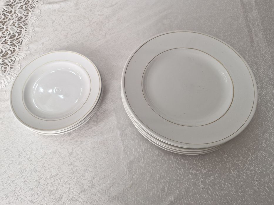 Тарелки б/у белого цвета