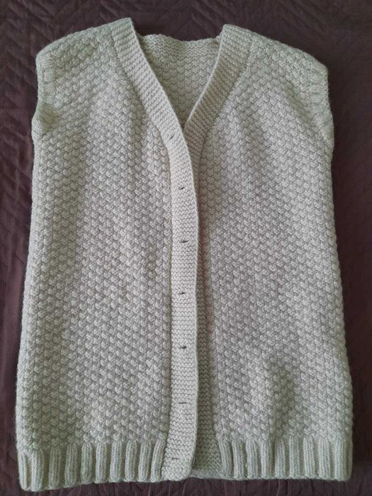 Продавам вълнени елечета и пуловери