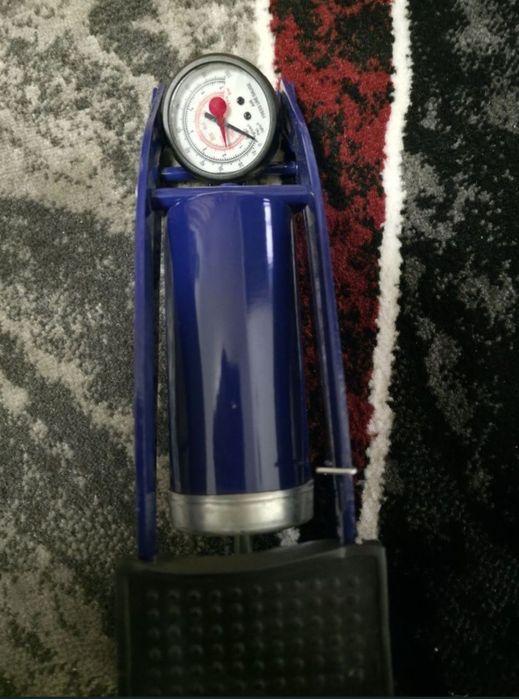 Pompă de picior cu manometru – pentru auto / bicicletă