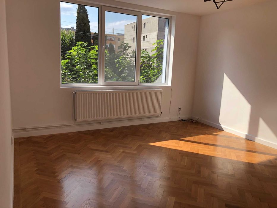 Spatiu comercial, vad intens, vitrine, utilitati, parcari, 130 mp