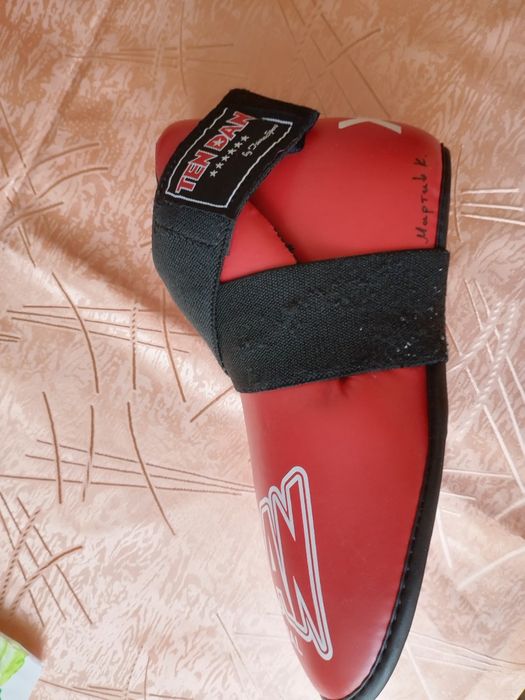 Протектори, каска и добок