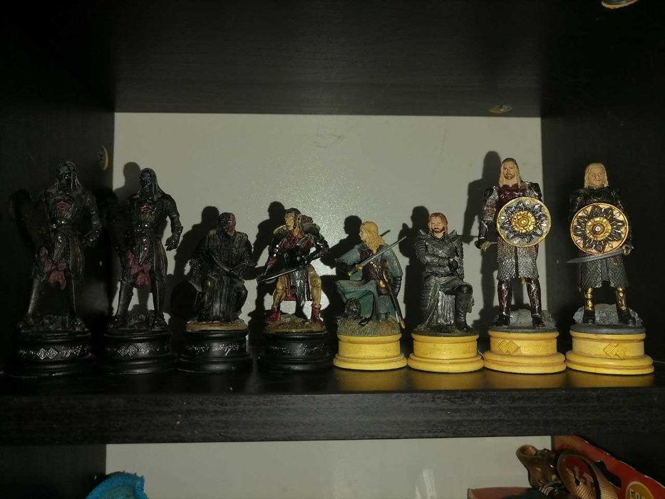 Vând colecția figurine Lord of the Rings
