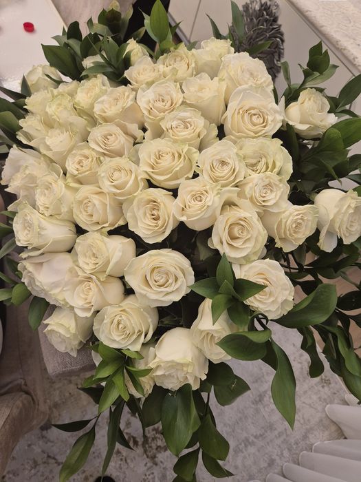 Охапка белых роз
