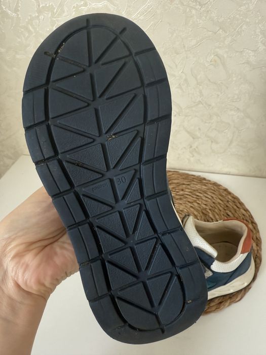 Продам детские кроссовки