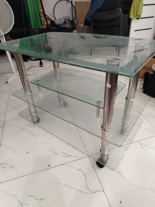 Стеклянный столик на колёсах