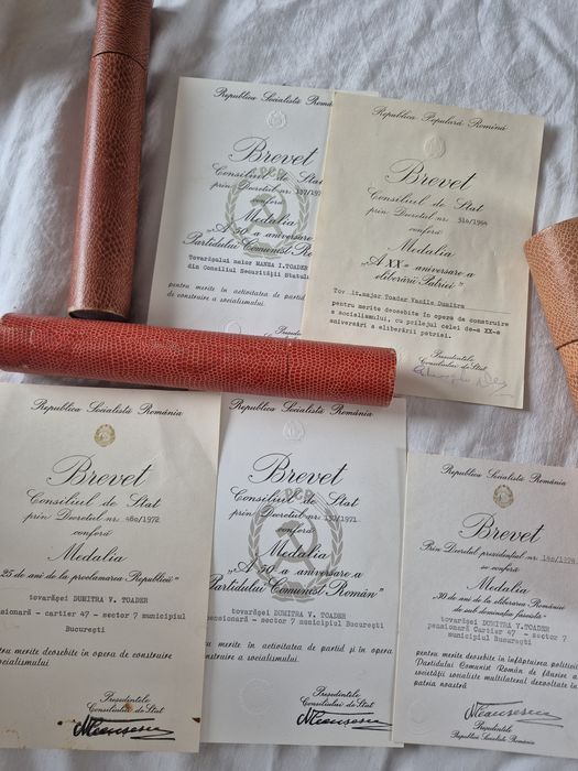 Vând brevete,legitimații,medalii vechi