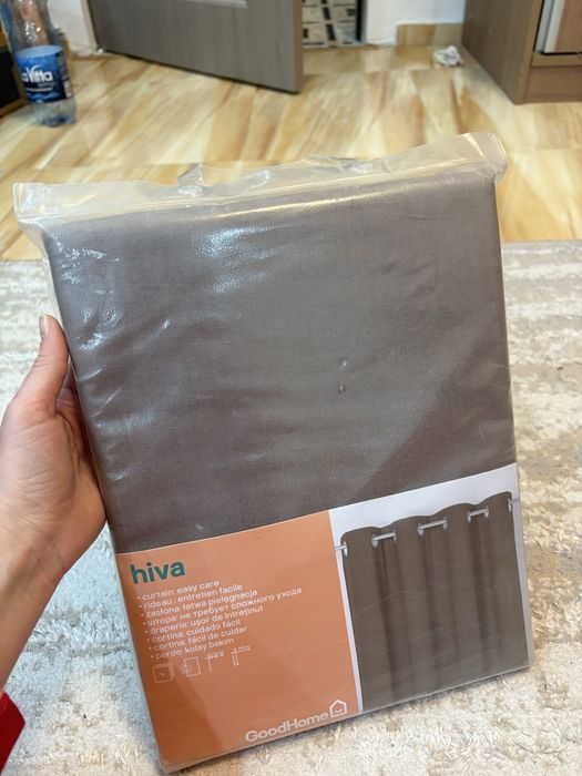 2 perdele, noi, încă împachetate