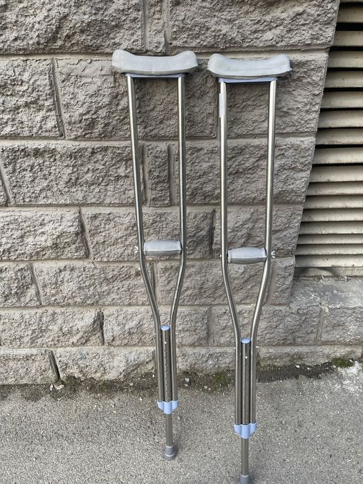 Продам костыли с  регулировкой