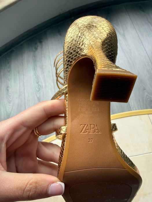 Zara златни сандали токчета