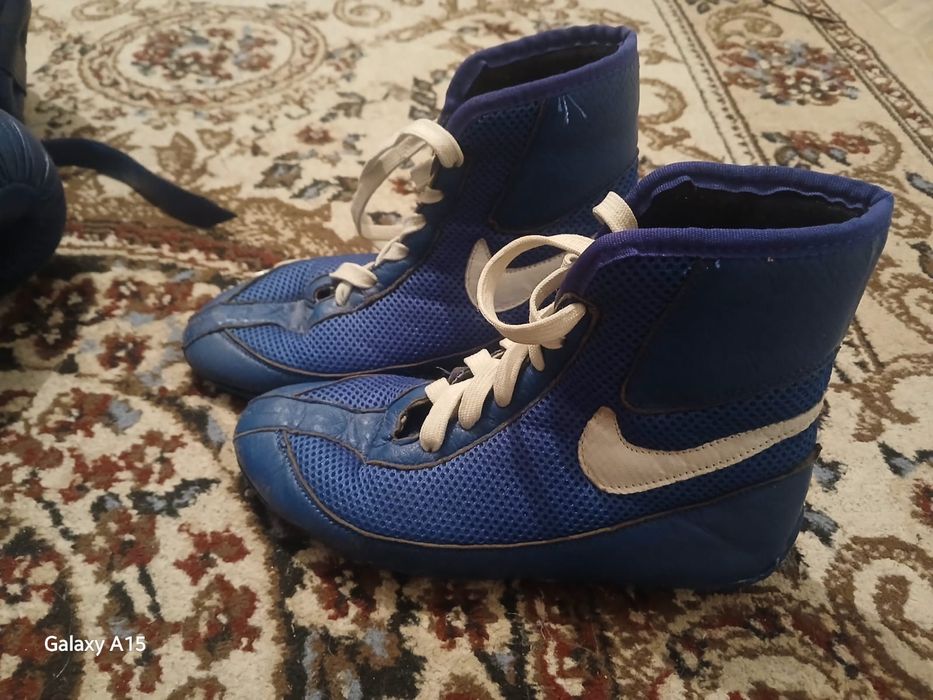 Боксер перчатка шлем