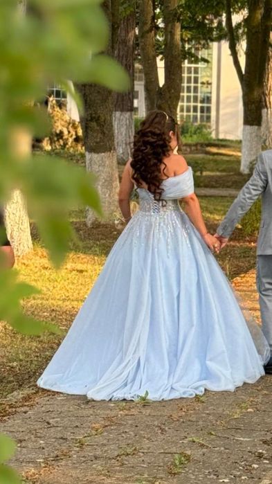 Официална рокля.