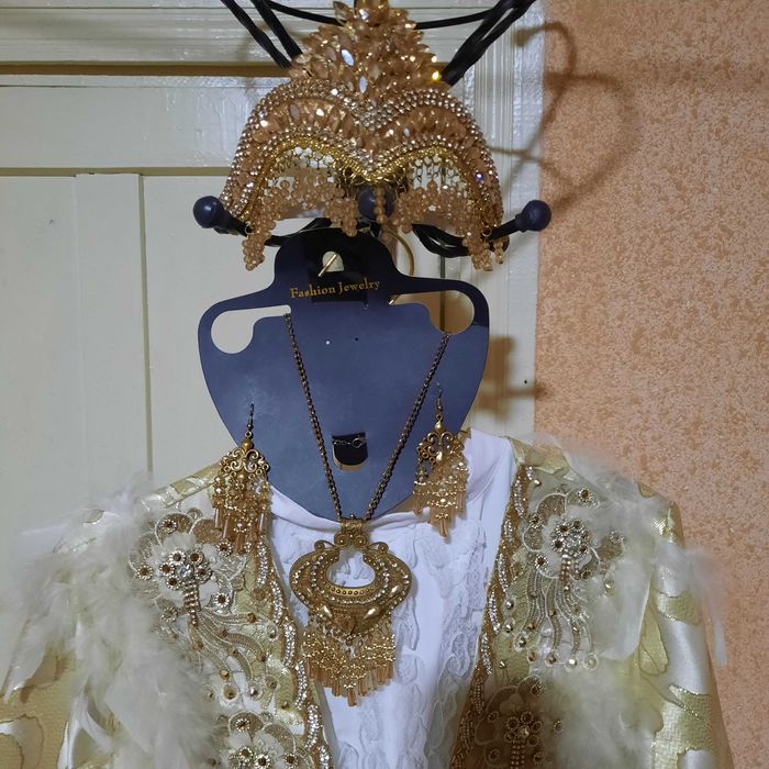 Ansanbil kelinlar libosi.kamplek sari,tillaqosh,sirga taqinchogi bor