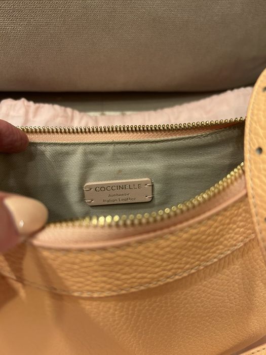 Кожена чанта за рамо с дълга дръжка Coccinelle цвят праскова