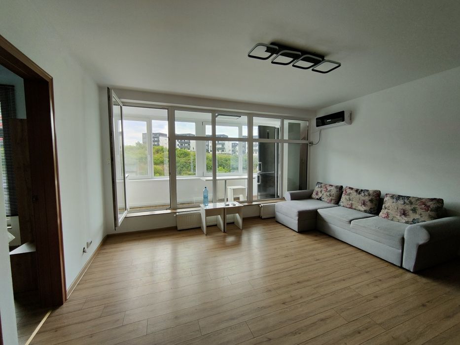 Închiriez apartament living +dormitor