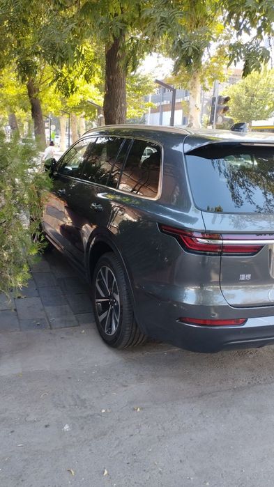 Продам машину Li One в идеальном состояние