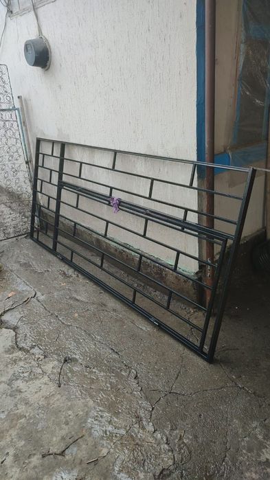 Продам металлическую решётку на двери