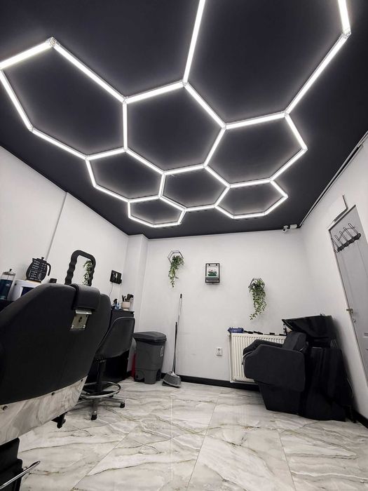 Tavane luminoase LED Frizerii: 1-14 Hexagoane configurabile. Lumină clară, fără umbre, care pune în valoare talentul și precizia frizerului!