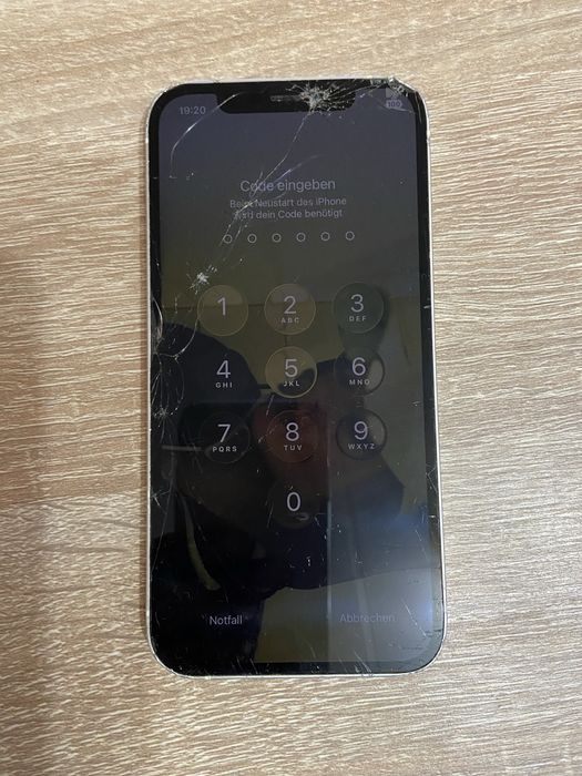 İphone 12 заключен. За части.