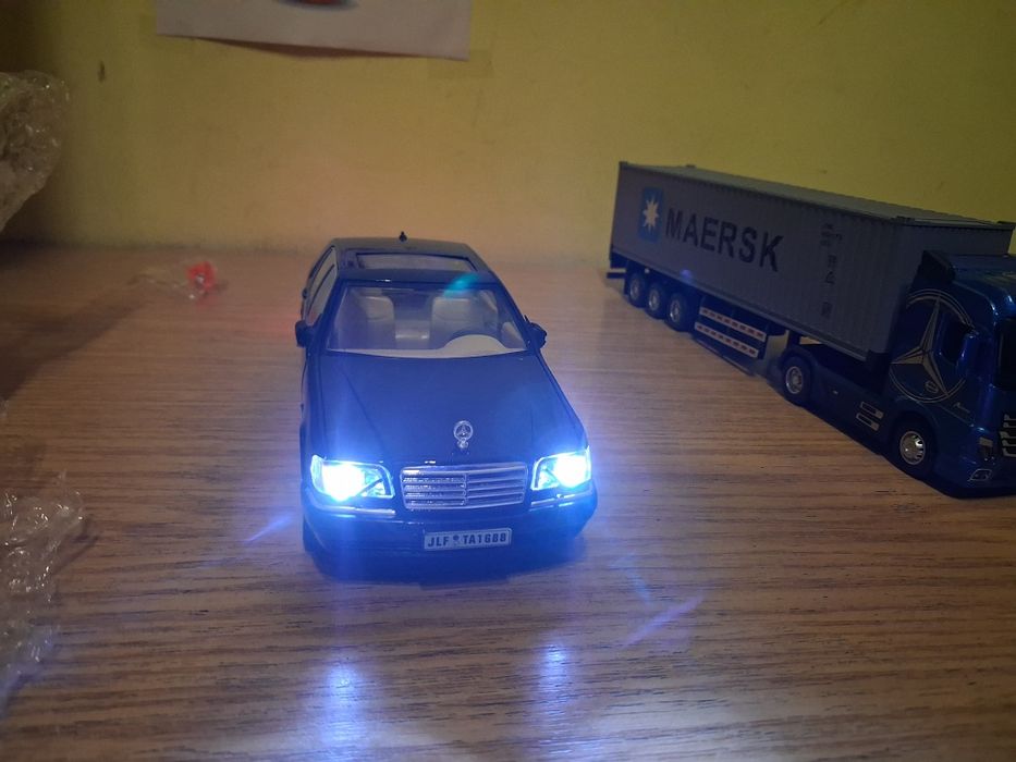 Vand din colectie doua machete NOI