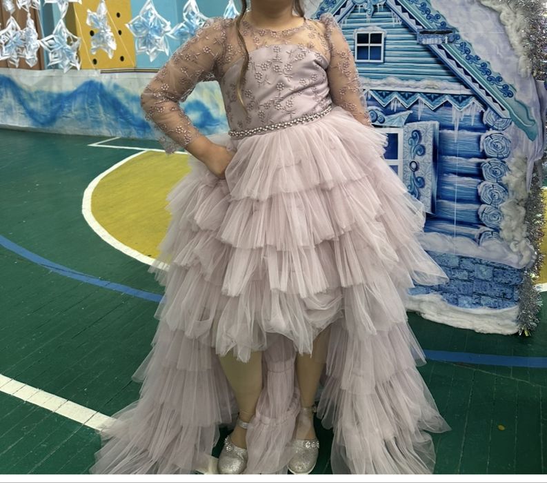 Шикарное на девочку Платье 7 лет