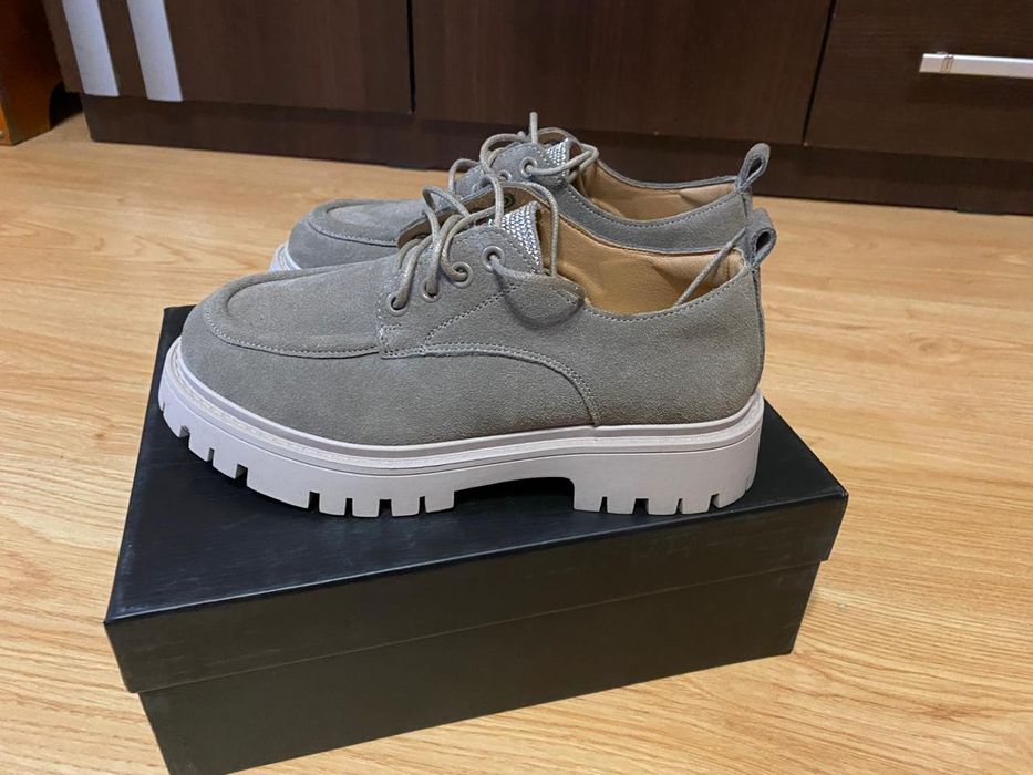 Продам женские ботинки