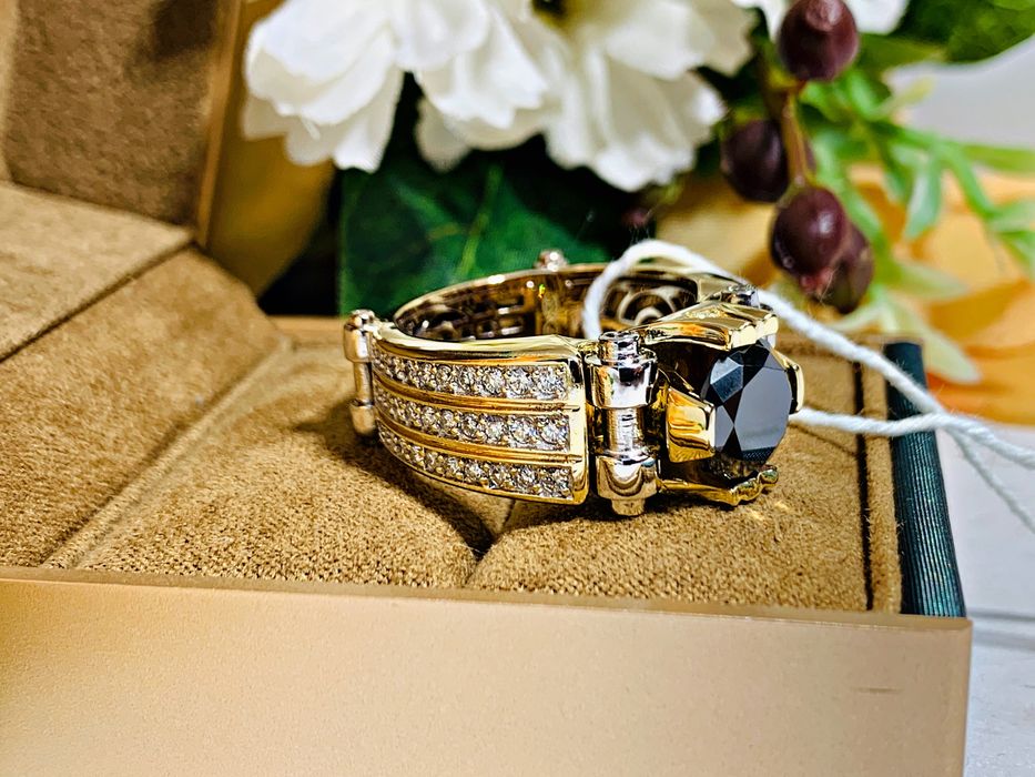 золотой перстень с белыми бриллиантами и крупным черным бриллиантом